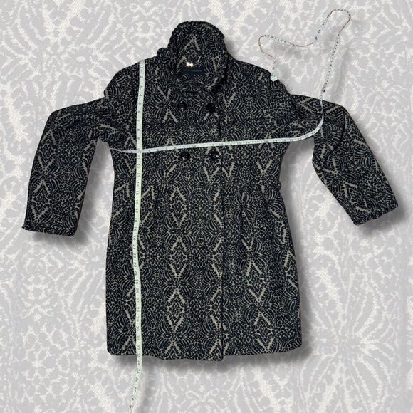 Stylish Black and Cream Patterned Coat - Picture 2 of 6